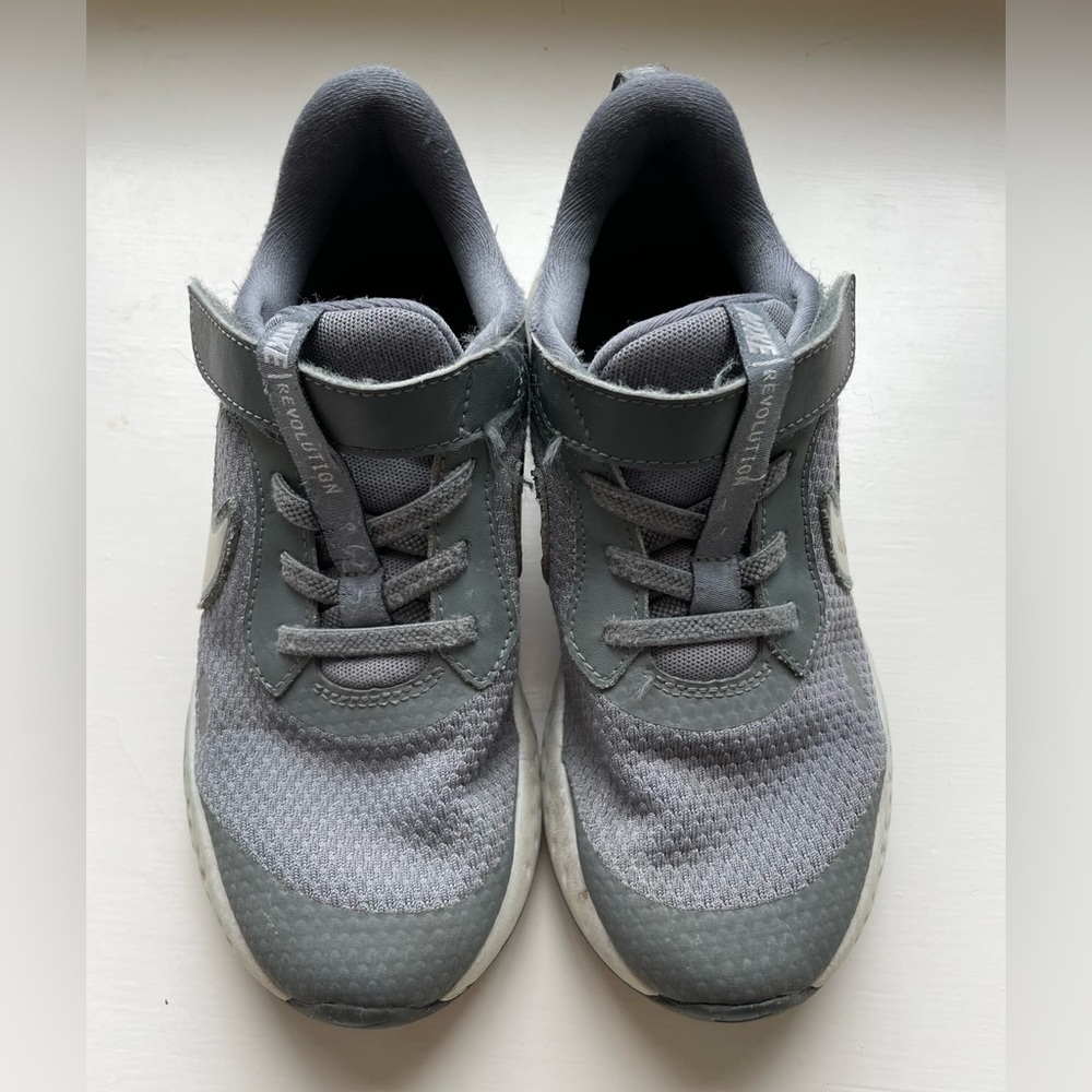 Boys Nike Revolution size 1Y Grey